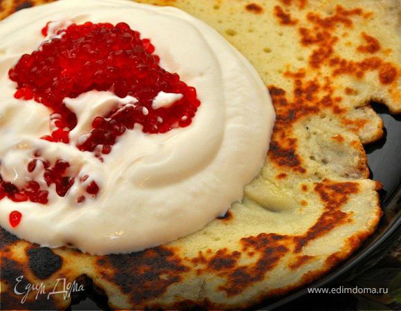 1.«Гурьевские» скороспелые блины с икрой в сметане.

Итак, первым номером нашего блинного фестиваля будут скороспелые «гурьевские» блины с икрой в сметане. Я их делал впервые и мне они очень понравились. Я предпочитаю тонкие поджаристые блинки с хрустящей корочкой и нежным вкусом. Эти то, что надо. Растираем  желтки с сахаром, добавляем к ним растопленное масло, кефир и перемешиваем. Теперь добавляем просеянную муку, щепотку соли и снова хорошенько перемешиваем. Добавляем теплое молоко так, чтобы густота у теста получилась, как у жидкой сметаны, примерно около стакана. Белки отдельно взбиваем в крепкую пену и аккуратно вмешиваем в тесто.  Выпекаем блины на раскалённой сковородке на растительном масле.  