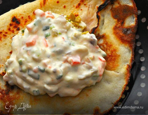 2.Тонкие блины и форшмак.

Продолжаем фестиваль! Следующий рецепт блинов совсем простецкий, но он необходим в том случае, когда вы в качестве начинки используете сытные, насыщенные закуски.  Мы будем подавать их со специальным блинным форшмаком, поэтому блины нам нужны тонкие и легкие, только чтобы завернуть начинку. Дрожжевые, заварные блины будут в данном случае тяжеловаты. Итак, делам простейшее блинное тесто из муки, воды, молока, растительного масла и щепотки соли. Промешиваем все погружным блендером и оставляем немного муки и масла на добор во время жарки, т.к. первый блин покажет, что надо добавить.  Выпекаем тоненькие блинчики, складываем в стопку, каждый раз смазывая новый блин сливочным маслом.