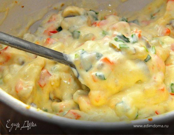 Теперь наш специальный блинный форшмак. Он придуман мной специально к масленице и отличается от классической закуски форшмак, но идея та же. Мелко рубим филе сельди, вареную морковку, зеленый лук и оливки. Перемешиваем все в миске и добавляем сливочный плавленый сыр. Промешиваем его с нашими ингредиентами очень тщательно, чтобы все было равномерно.  Отправляем наш форшмак ненадолго в холодильник слегка остудиться. Теперь собственно процесс поедания. Все тоже просто, на тонкий блинчик выкладываем ложку форшмака, сворачиваем, как кто любит (трубочкой, треугольником), откусываем половину и понимаем насколько эта простая вещь вкусная! Послевкусие заставит тут же съесть оставшуюся половину блина, а вы, еще не доев, уже начнете сворачивать следующий! Это просто хит блинной недели!