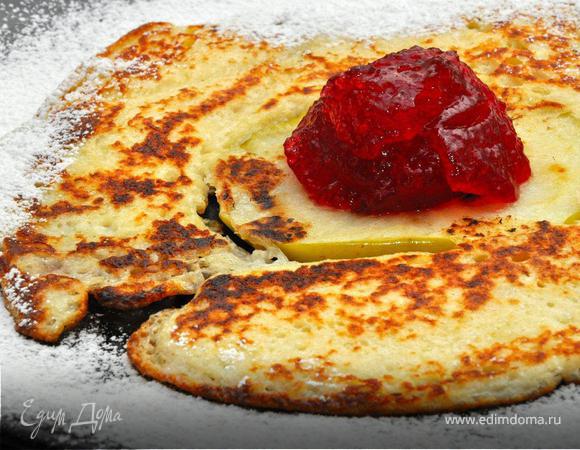 3.«Лимбургские» блинчики с яблоком.

Наш фестиваль продолжают десертные блинчики из Лимбурга (бельгийской провинции).  Эти блины я тоже делал впервые. На их родине их подают с тамошним лимбургским грушевым сиропом, но съездить за ним я не успел )), поэтому заменил его простым фруктовым джемом. Но обо всем по порядку.  Основу этих дрожжевых блинов составляют два вида муки – гречневая и пшеничная в равных пропорциях. В фудпроцессоре или руками с помощью венчика смешаем два сорта муки,  дрожжи, щепотку соли, сахар, яйца и теплое молоко. Перельем тесто в миску, накроем его и оставим на 1 час подходить. Яблоко нарежем кружками, вытащим семечки, но не будем его чистить от кожуры. 