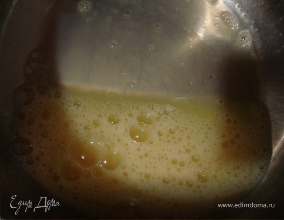 Для начала хорошо взобьем яйца с щепоткой соли.