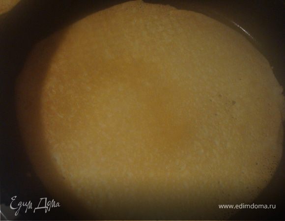 Смажем любимую сковороду растительным маслом, и разливаем на хорошо разогретую сковороду тесто, жарим с двух сторон.

А потом... завернем под настроение - просто треугольничком, вмакивая в мед, или варенье.
Поджарьте 4 очищенных от кожуры, нарезанных ломтиками плода, например яблок, персиков или груш в 25 г сливочного масла с 2-3 ст. л. сахарной пудры до карамелеобразного состояния. Заполните этой начинкой.
Смачного!!!!!!!