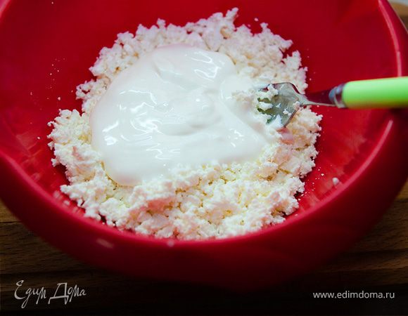 Размять творог в миске вилкой и добавить сметану.