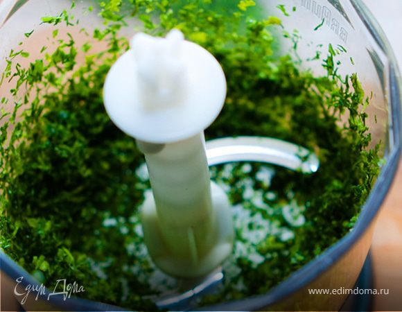 Зелень измельчить в блендере (ну или мелко-мелко порезать), добавить к творожно-сметанной массе.