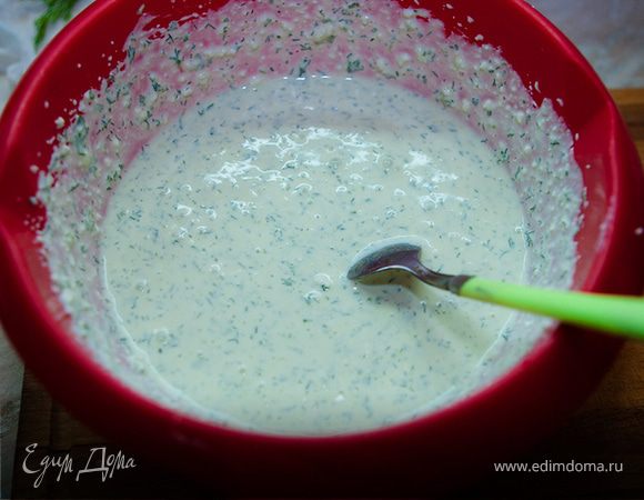 Взбить творог со сметаной (я взбивала блендером с насадкой венчик) не до однородного состояния, чтобы оставались в консистенции маленькие крупинки творога (так вкуснее). Посолить по вкусу, поперчить. Выдавить чесночок и перемешать.