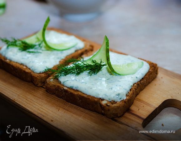 Подавать на тостах зернового хлеба с ломтиками огурца и веточками укропа.
Как вы понимаете - это только один из вариантов подачи, которых на самом деле великое множество.
Приятного аппетита!