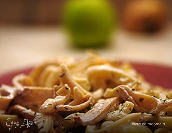 Кальмары почистить от внутренностей, опустить на пару секунд в  кипяток, чтобы легче было снять наружную шкурку, хорошо промыть. Отварить 2-3 минуты в подсоленной воде. Порезать и поместить в сковородку, туда же добавить сметану (если очень густая, ее немного развести водой) и измельченный укроп. Тушить 2 минуты. Вкусно подавать с рисом или с отварным картофелем. Приятного аппетита! 