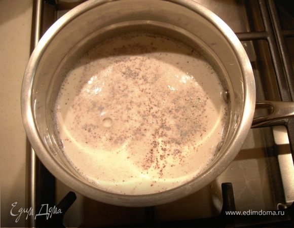 Сливочное масло выложите, чтобы оно размягчилось и стало комнатной температуры. Молоко вскипятите с ванильным сахаром. 