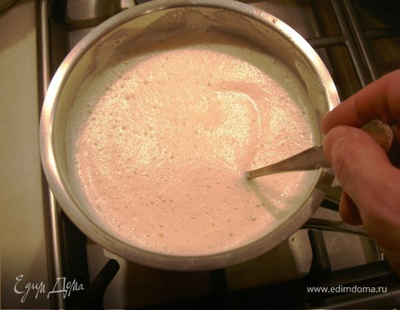 Желтки взбейте с сахаром, добавьте муку и тщательно перемешайте. Постоянно взбивая, тоненькой струйкой влейте половину ванильного молоко.Эту смесь добавить в кастрюлю к оставшемуся молоку. Постоянно помешивая, варите на небольшом огне 5-7 минут, пока крем не загустеет.