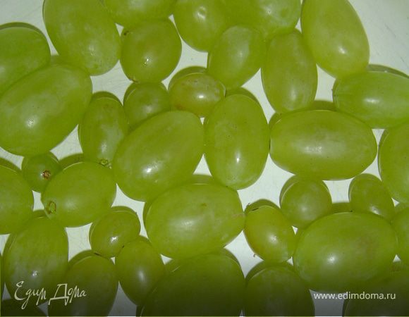 Ягоды винограда промойте, обсушите и переложите в миску с широким дном.