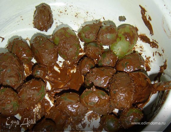 Измельченный шоколад растопите на водяной бане или в микроволновой печи. Горячий шоколад немного остудить и понемногу добавляйте к винограду и аккуратно помешивайте, чтобы они со всех сторон покрылись шоколадом.