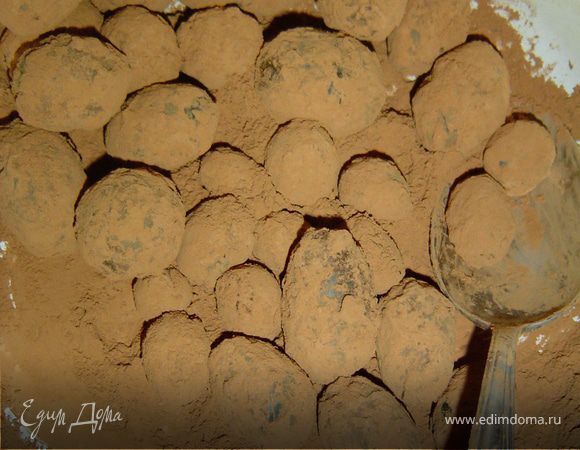 Посыпьте виноград в шоколаде 1 ст.л. какао(предварительно просеянного через сито) и аккуратно перемешайте, и снова добавляете какао. Дощечку выстелите пищевой бумагой и выложите на нее трюфельные шарики, а затем охладите их до полного застывания.