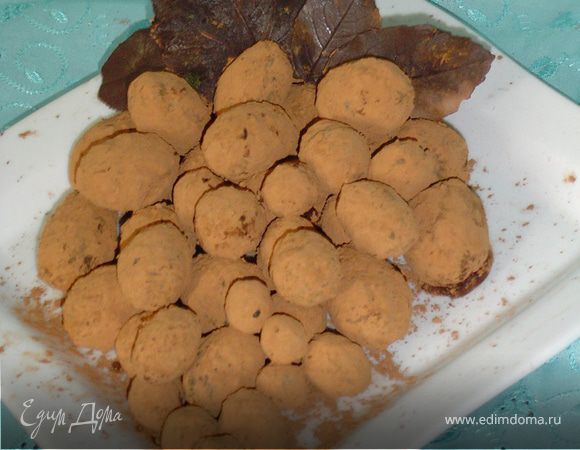 Из трюфельных шариков разного размера выложите на тарелке гроздь винограда и украсьте шоколадными листиками.