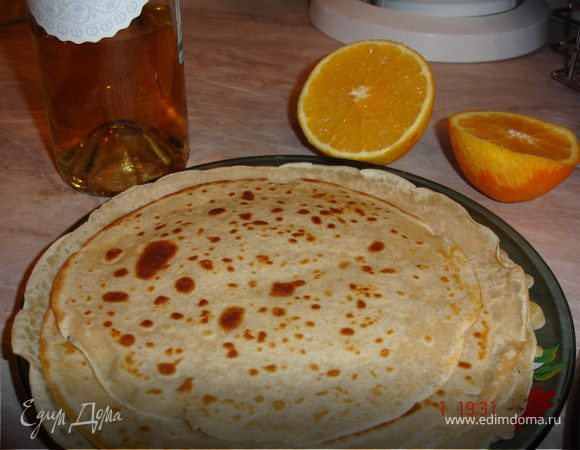 Готовим тесто:
смешать в миске сначала все жидкие ингредиенты, затем добавить к ним просеянную муку. Как я уже говорила, консистенция теста зависит от того, какие блинчики вы предпочитаете.
Замесить тесто.
Хорошо прогретую сковороду промазываем маслом (я это делаю кисточкой, чтобы не было излишков масла) и разливаем тесто. Обжариваем с двух сторон.