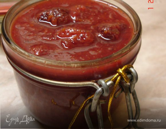 Готовим клубничный соус:
Клубнику разморозить в сотейнике. 
С апельсина снять цедру, выжать сок с мякотью. Добавить сок и цедру апельсина к клубнике, добавить кардамон, сахар, вино.
Поставить на огонь и дать закипеть. Готовить на сильном огне 10 мин. Затем часть ягод растолочь в пюре, часть оставить целой; добавить к соусу. 
Подавать теплым или холодным.