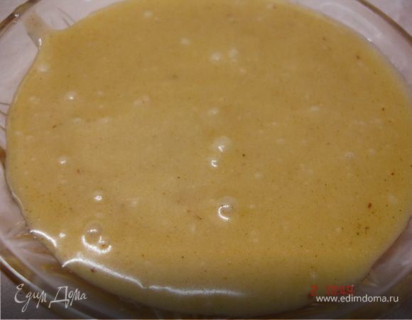 Готовим медово-пряное масло:
имбирь натереть на мелкой терке, собрать в марлю, выжать сок в сотейник. Добавить 2 ст.л. воды, мед корицу и молотую гвоздику.
Довести до кипения, готовить на слабом огне 2 мин. Снять с огня. Немного остудить. Добавить к сиропу размягченное сливочное масло. Все хорошенько перемешать.
Готово!