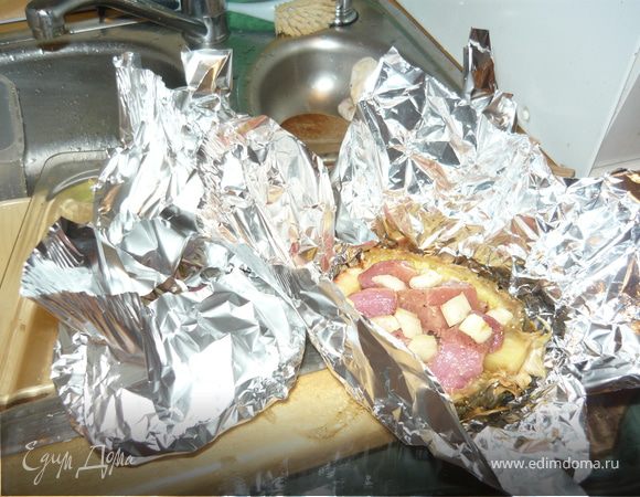 Мясо нарезать небольшими кусочками, добавить к нему нарезанный сельдерей, перемешать, добавить горчицу, посолить, поперчить.
Полученной смесью наполнить чашечки от ананаса, посыпать сыром и завернуть в фольгу. 