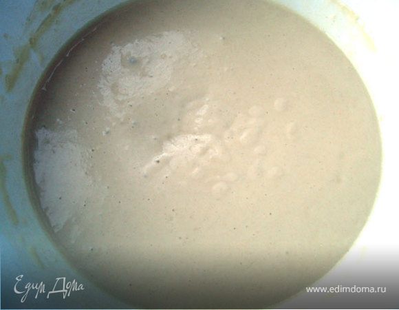 1 стакан пшеничной муки просеять в большую миску или кастрюлю.
Дрожжи развести в половине стакана теплой воды, дать «ожить», влить в муку, добавить 1 стакан теплого молока и тщательно вымешать. 