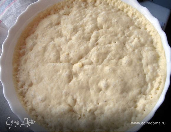 Когда тесто поднимется, добавить остальную муку. Вскипятить оставшееся молоко. Растопить сливочное масло. Вмешать горячее молоко и масло в тесто. Вмешать желток и дать подняться еще раз. 