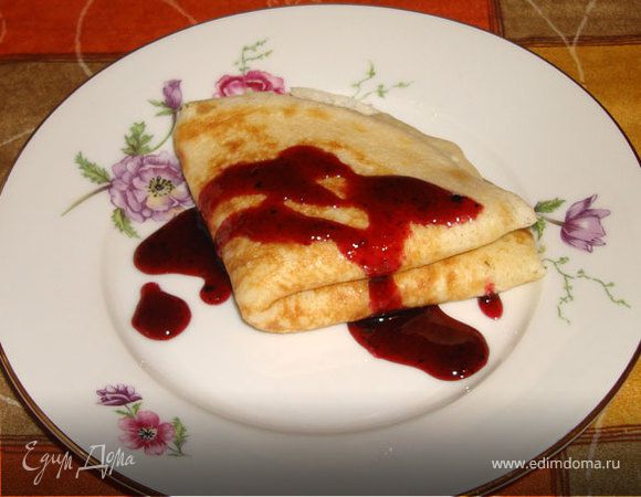 Намажем начинкой блины, сложим вчетверо, польем сиропом от варенья... И заварим чай...
