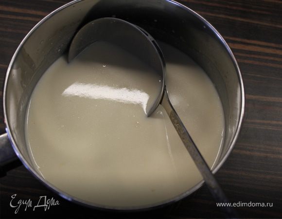 Сначала конечно же готовим блины! В муку добавить яйцо, соль, сахар и 1 стакан молока. Миксером начать вымешивать до однородности и постепенно долить еще один стакан молока, чтобы не было комочков. В конце добавить растительное масло и еще раз хорошенько вымесить.