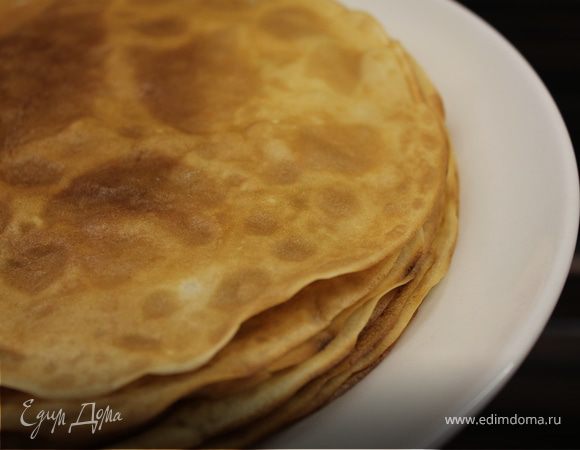 Жарим блины. Обычно я их жарю без масла, так как масло уже есть в тесте и сковорода у меня с антипригарным покрытием.