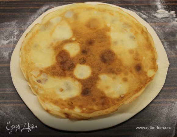 Теперь готовим основу для нашего блинного пирога. Возьмем 1 пласт слоеного теста, раскатаем его и вырежем из него круг, по диаметру на 1 см больше чем наши блины.