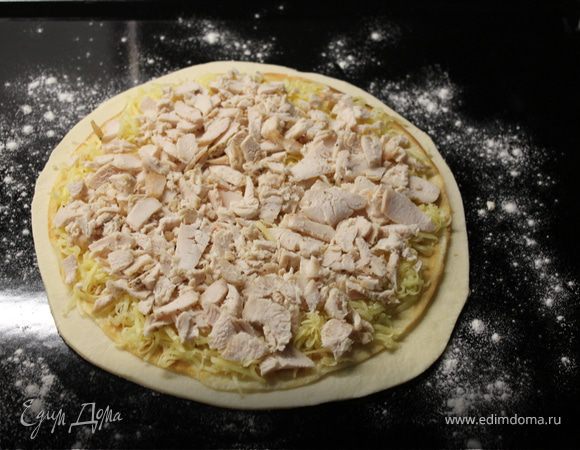 Кладем первый слой - тертый сыр и курочку отварную. Накрываем блином и слегка придавливаем.