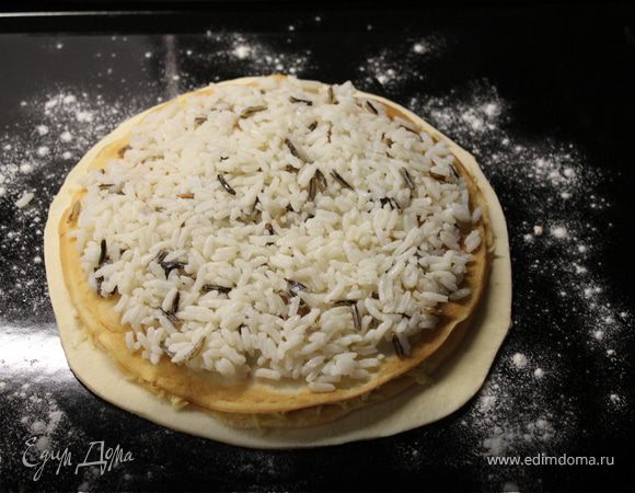 Затем кладем 2 вид начинки - отварной рис с маслицем. Сверху блин и слега приминаем. ( у меня был золотистый рис с добавлением дикого)