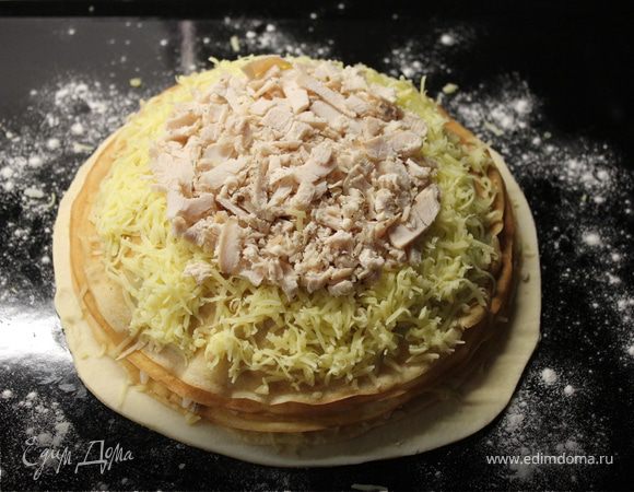 Затем я повторила еще один слой с первой начинкой, чтобы мой Курник был абсолютно курным:) А также с помощью этого слоя я еще более придала пирогу форму конуса. ( см.фото)