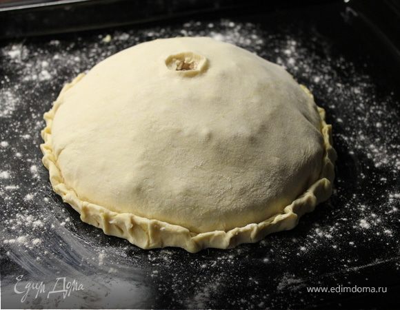 Теперь раскатываем 2 пласт слоеного теста и накрываем наш пирог. С помощью желтка смазываем края и защипываем, соединив нижний пласт с верхним. Сверху обязательно сделаем дырочку,откуда наш пирог будет курить (поэтому-курник, в т.ч. и потому,что с курицей)