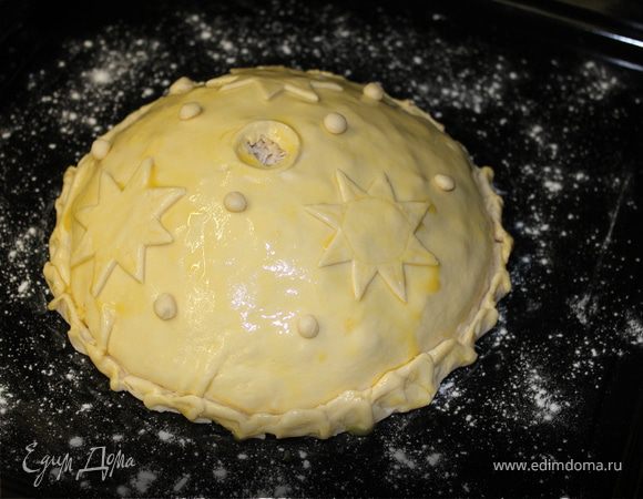 Теперь украшаем наш пирог и смазываем всю поверхность желтком. Остатки желтка выливаем в верхнюю дырочку.