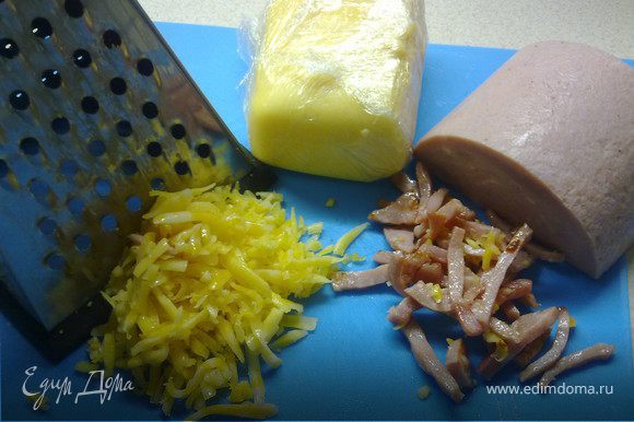 1. Готовим припек: Ветчину нарезаем небольшими брусочками,затем слегка обжариваем на сковороде с растительным маслом. Сыр трем на крупной терке.