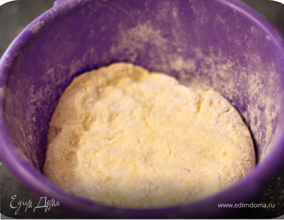 Масло растереть с 150 г сахара.
Добавить творог, перемешать.
Добавить разрыхлитель, муку, замесить тесто.