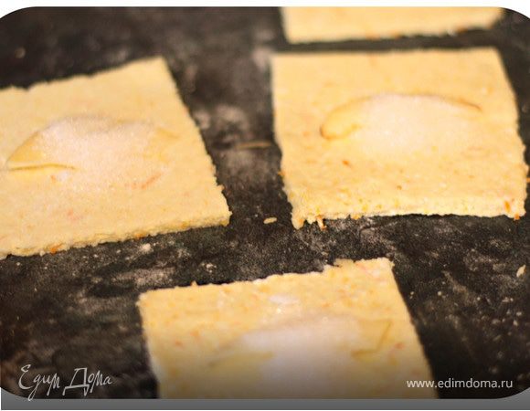 Тесто раскатать в пласт толщиной 3-5 мм. Нарезать квадратики 8х8 см.
Каждый квадратик посыпать сахаром и положить небольшой кусочек яблока ( можно еще посыпать корицей) 