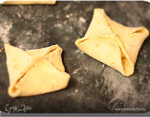 Сделать конвертик: для этого надо соединить уголки и хорошо защипнуть.