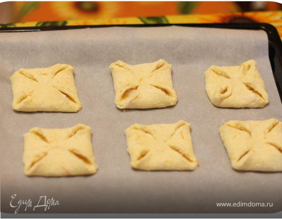 Противень застелить бумагой для выпечки или смазать маслом. 
Выложить конвертики.
Поставить в разогретую до 180 градусов духовку. Выпекать в течение 20-25 минут.