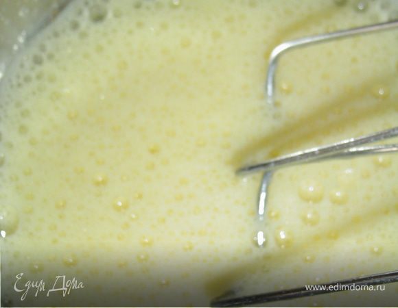 Взбиваем яйца.