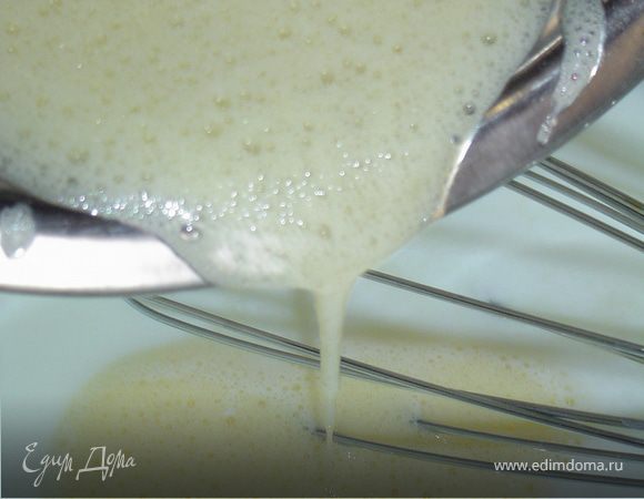 В кефир добавляем соду, немного теплого молока и перемешиваем. Затем соединяем кефир, сахар, соль и яйца, взбиваем.