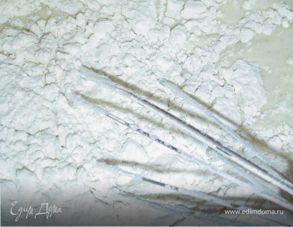 Добавляем муку, перемешиваем и постепенно добавляем молоко, не переставая перемешивать.