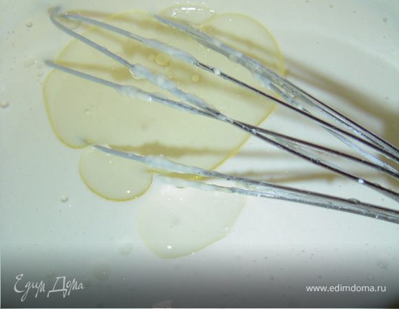 В конце вливаем растительное масло и хорошенько размешиваем.
