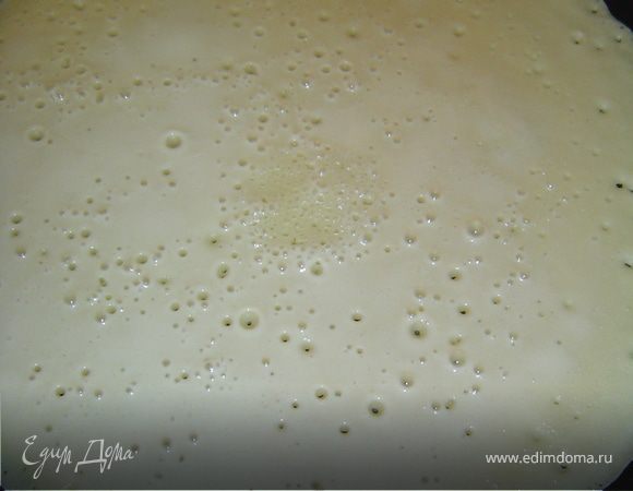 Блины печем на горячей сковороде, предварительно смазав ее растительным маслом.