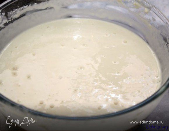 2.Готовим тесто: Взбиваем яйца с сахаром и солью, постепенно добавляя просеянную муку и теплое молоко(можно комнатной температуры). В получившееся тесто добавляем растительное масло, чтобы наши блинчики не прилипали.