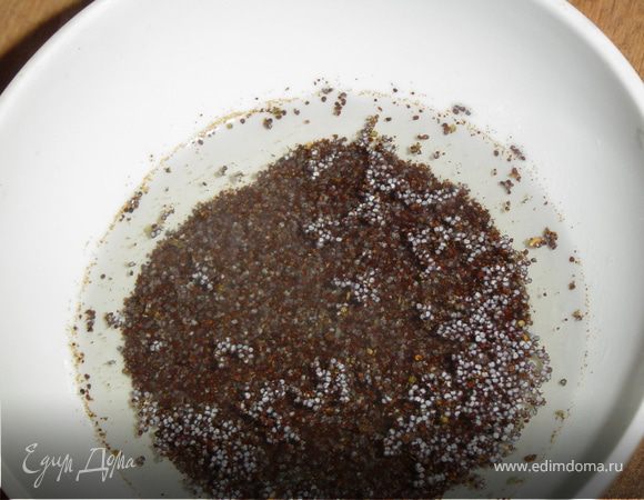 Когда блинчики готовы приступаем к приготовлению начинки. Мак заливаем кипятком и даем постоять минут 15,