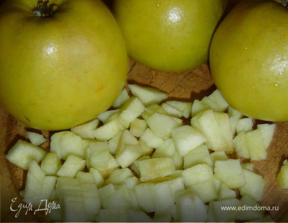 Яблоки очищаем и нарезаем небольшими кубиками.