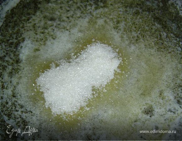 В сковороду кладем масло и сахар и прогреваем до растворения сахара