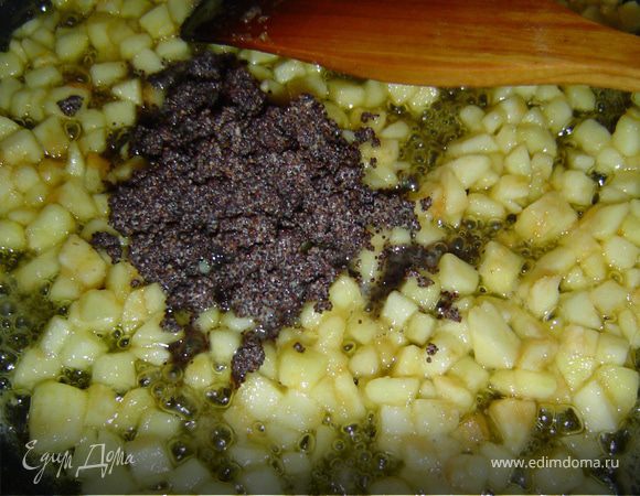 а затем кладем яблоки и тушим до мягкости, добавляем мак, 