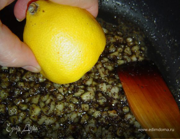 поливаем соком лимона и доводим до состояния карамели.