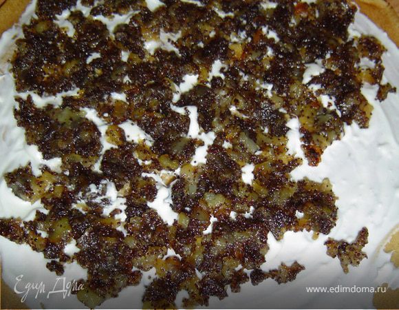 Блины смазываем творожно-сливочной намазкой, а сверху выкладываем яблочно-маковую начинку,