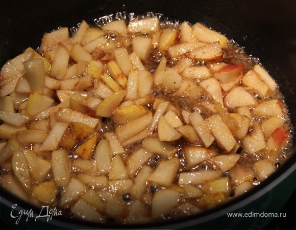 Яблоки нарезать маленькими кусочками и бросить в сотейник с растопленным маслом. Посыпать сахаром и жарить до карамельного цвета сиропа. В конце бросить орешки. И щедро посыпать корицей! Перемешать.